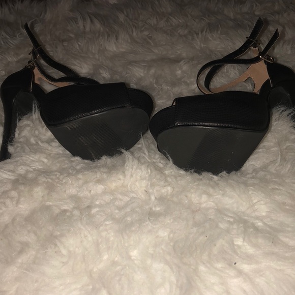 Black heels - Picture 3 of 3